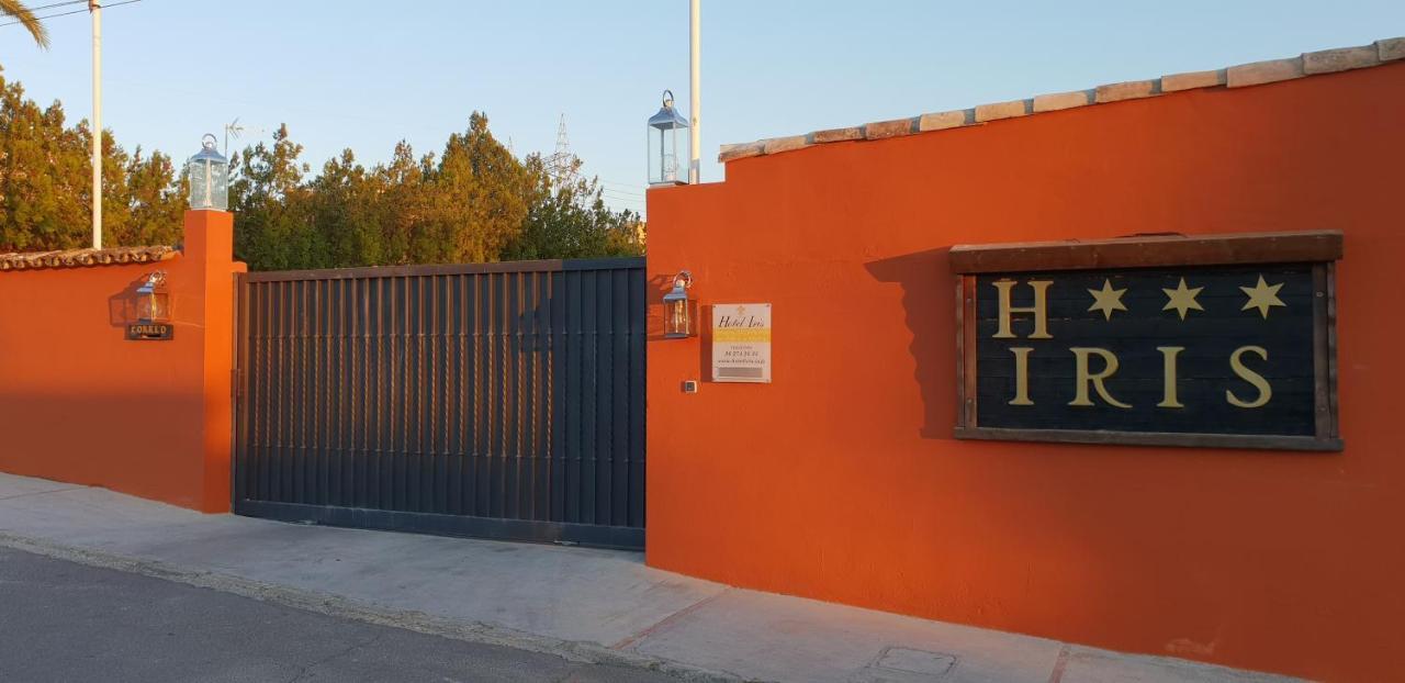 Hotel Iris La Eliana Bagian luar foto